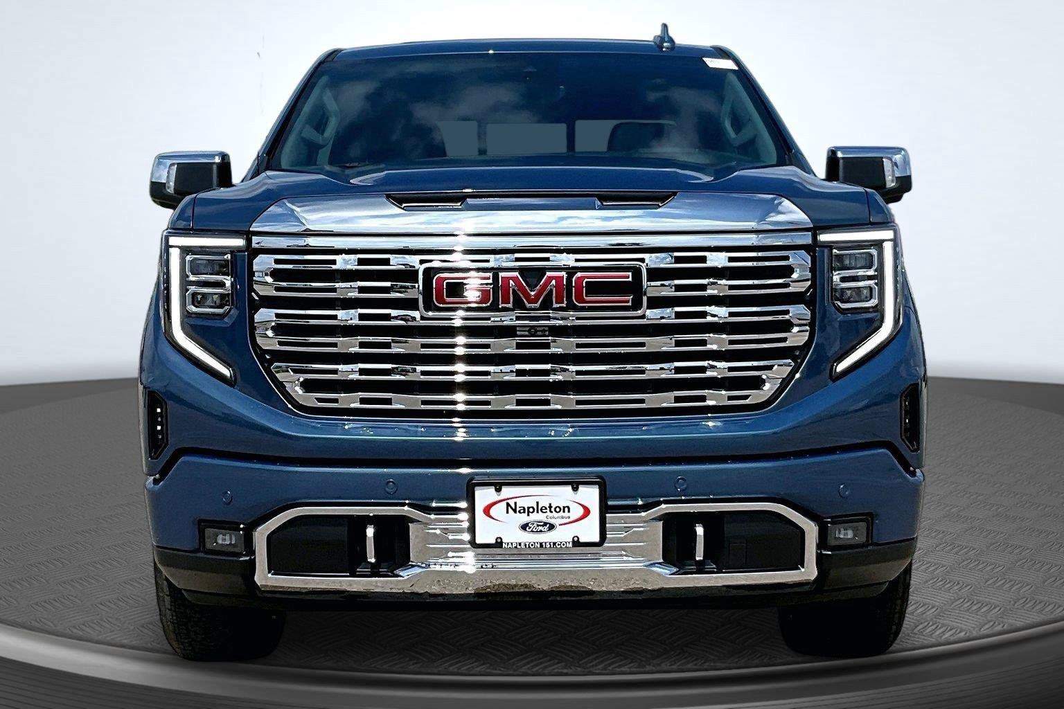 Used 2025 GMC Sierra 1500 Denali w/ Technology Package AWD/4WD image 3