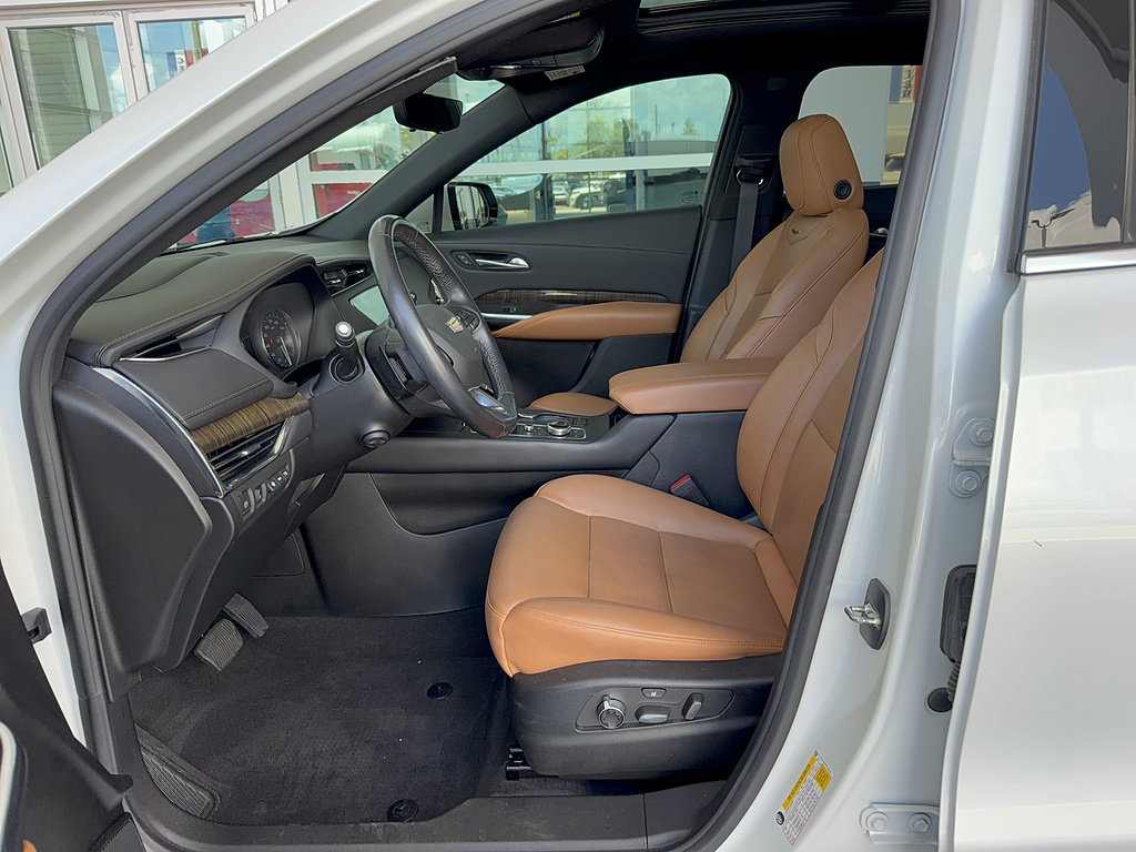 Used 2023 Cadillac XT4 Premium Luxury w/ Technology Package FWD image 11