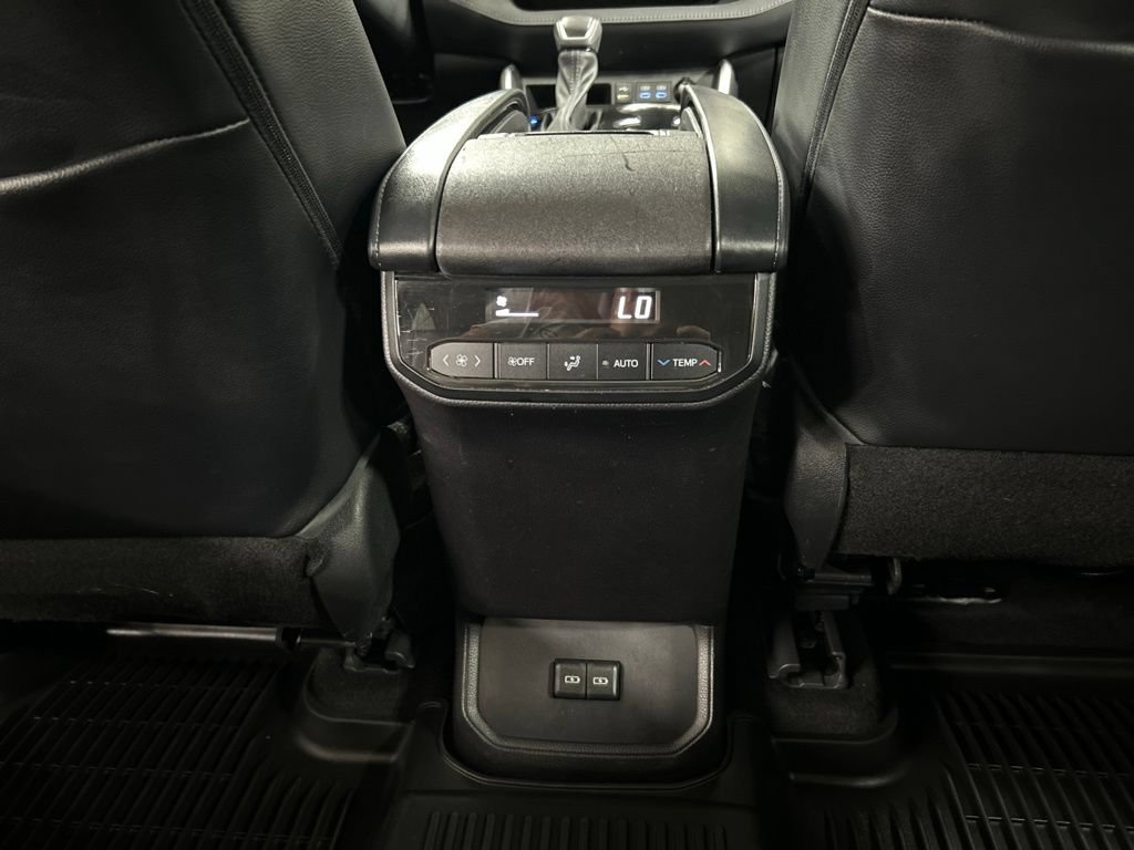 Used 2022 Toyota Highlander XLE AWD/4WD image 28