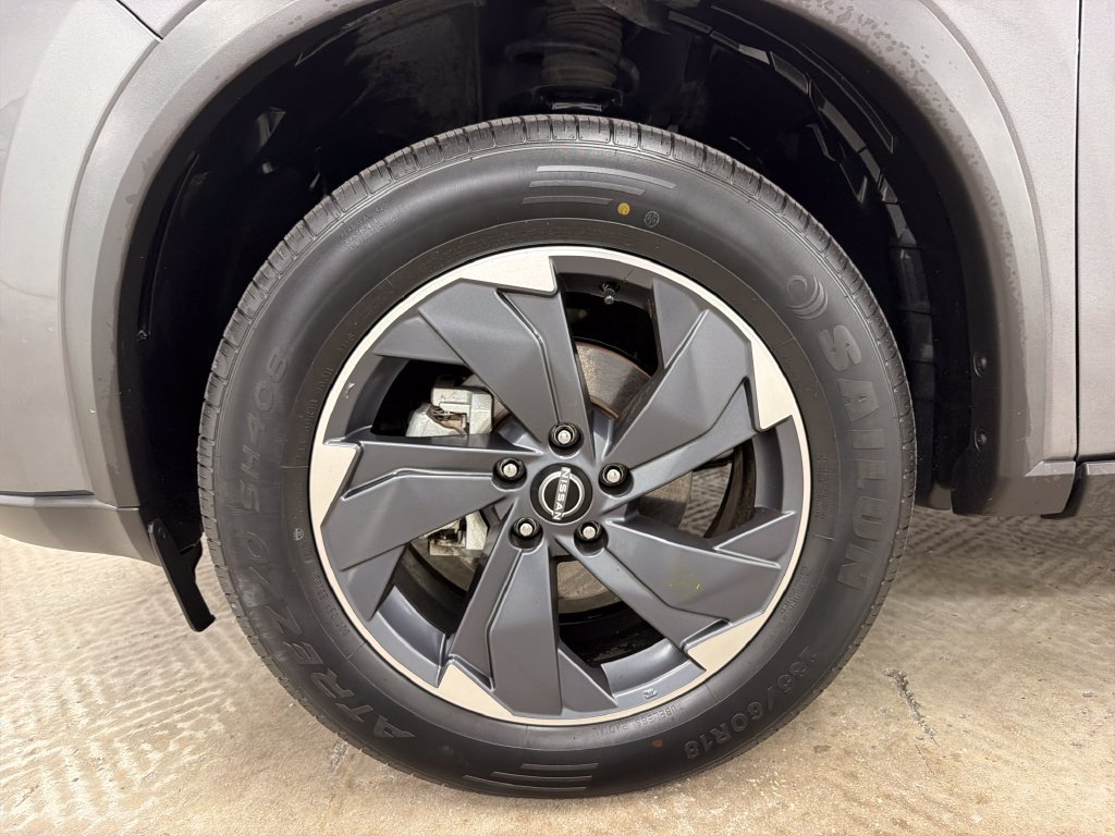 Used 2025 Nissan Rogue SV FWD image 13