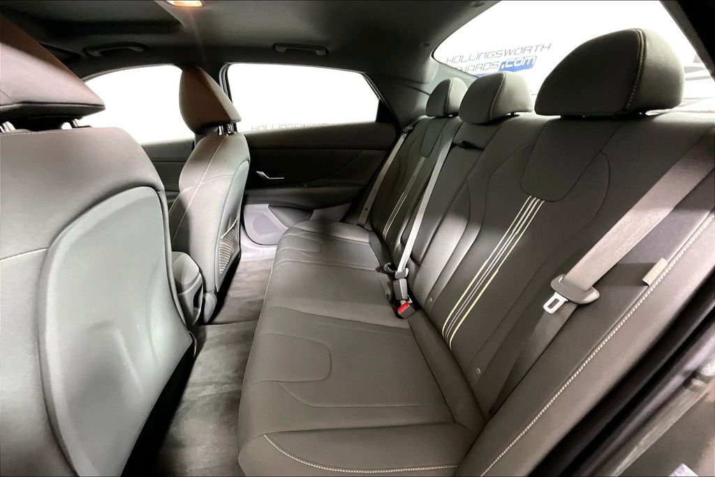 Used 2025 Hyundai Elantra SEL image 21