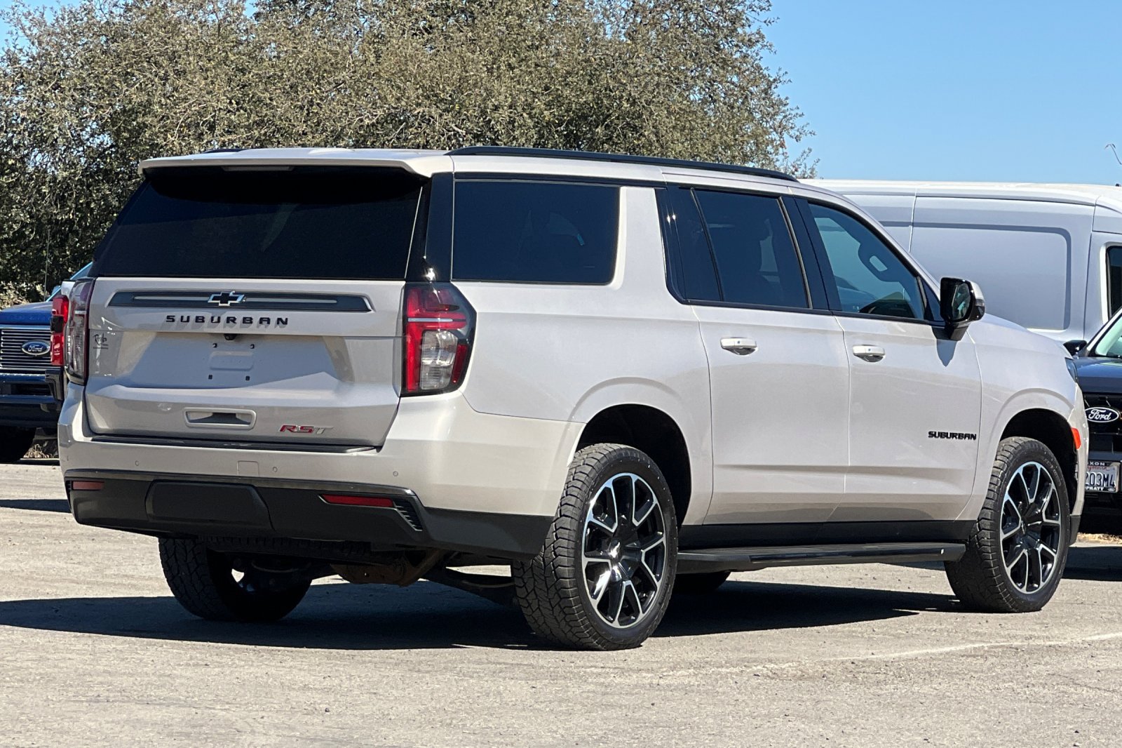 Used 2022 Chevrolet Suburban RST w/ Luxury Package AWD/4WD image 4