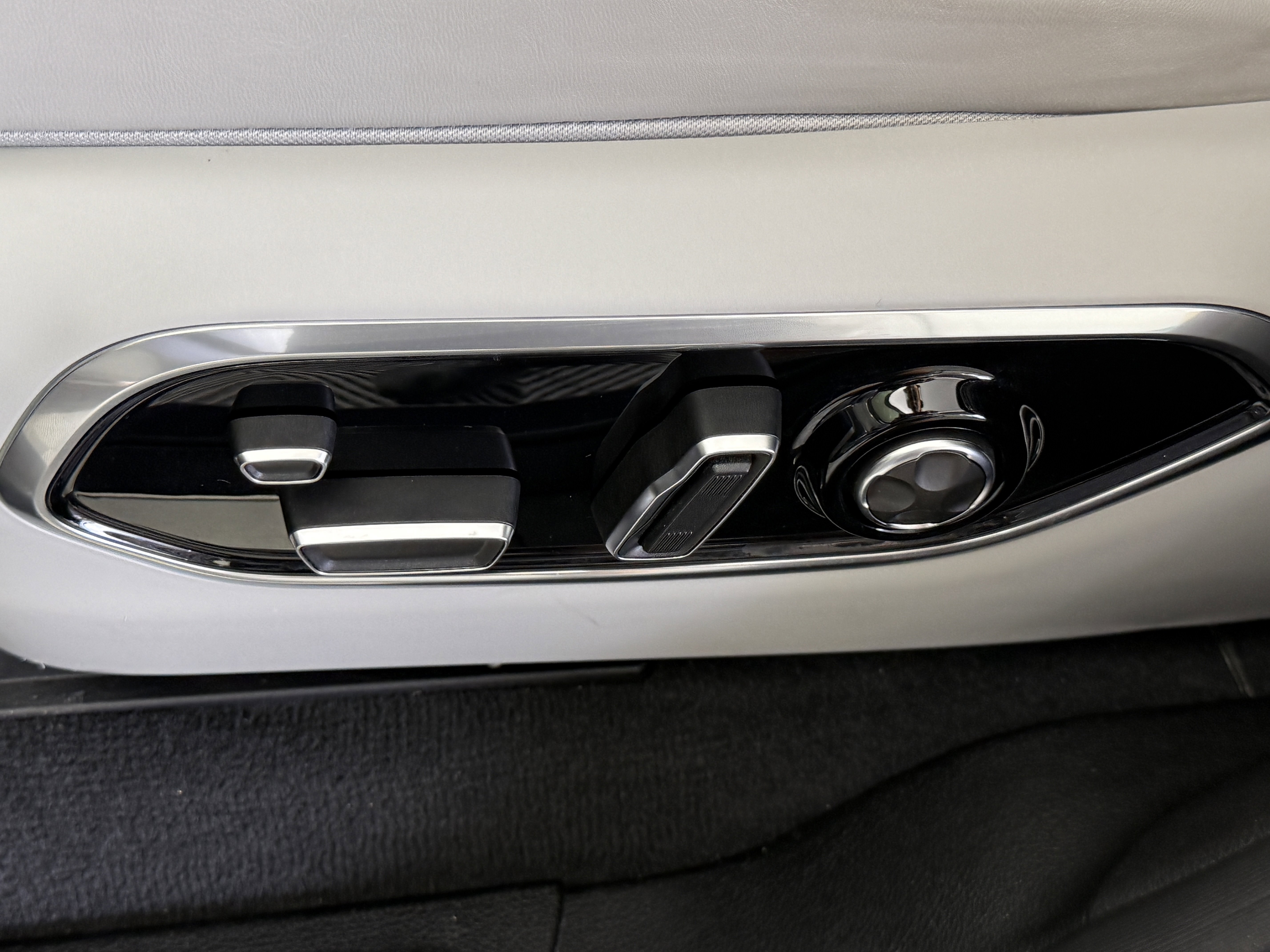 Used 2022 Jeep Grand Cherokee Overland w/ Adv Protech Group III image 17