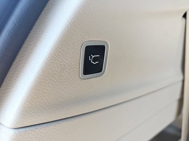 Used 2024 Chrysler Voyager LX FWD image 16