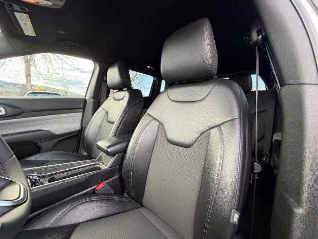Used 2024 Jeep Compass Latitude AWD/4WD image 10