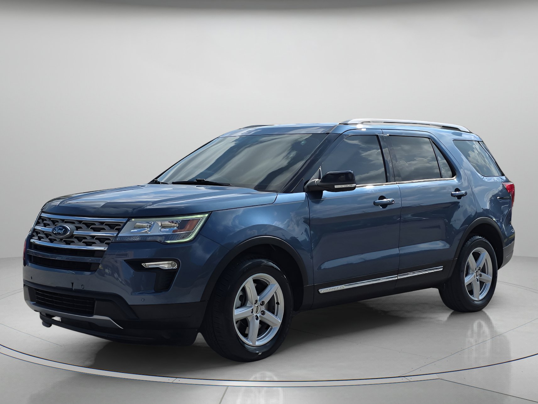 Certified 2018 Ford Explorer XLT w/ Equipment Group 202A image 3