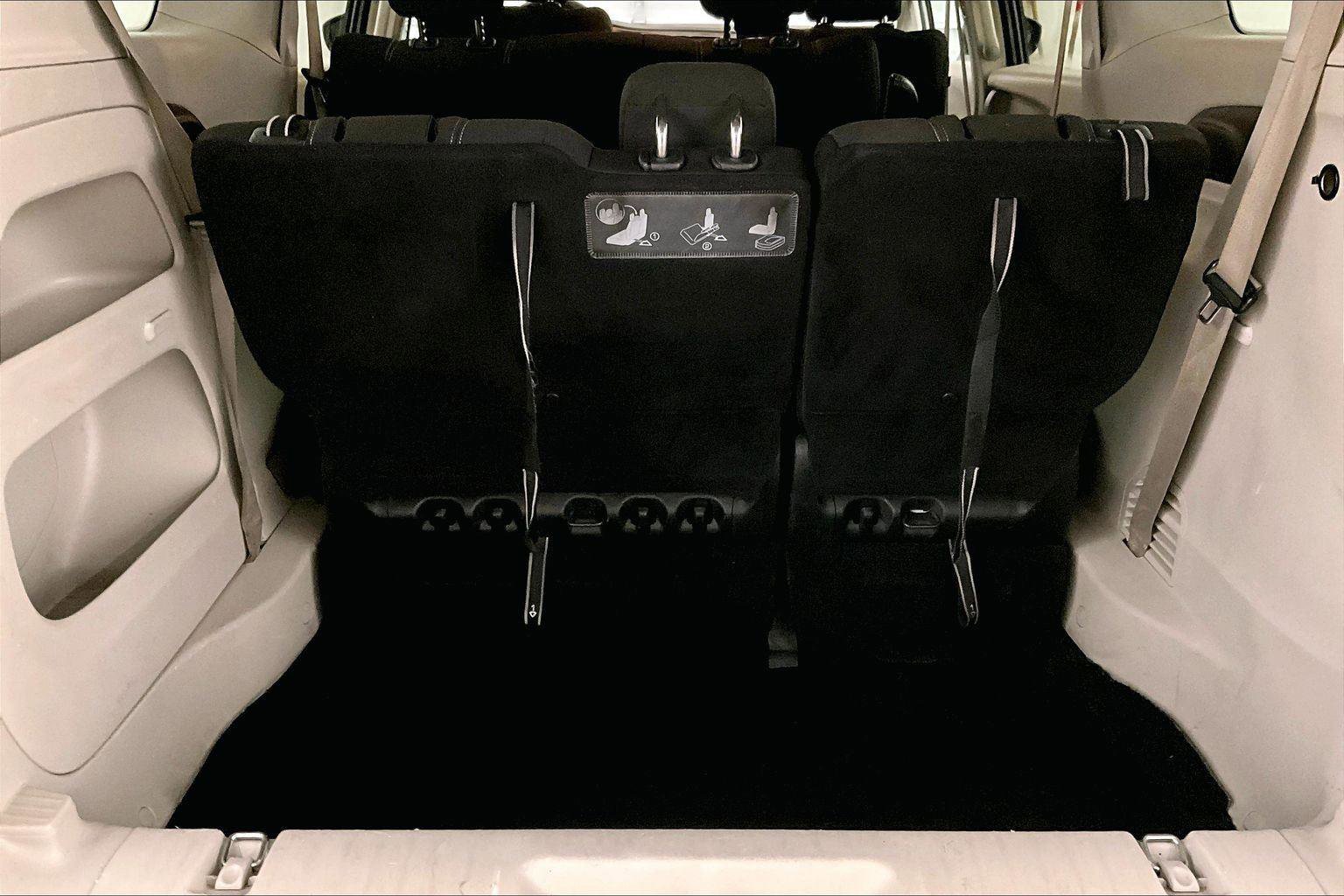 Used 2020 Chrysler Voyager L image 34