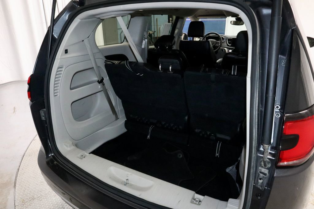 Used 2023 Chrysler Pacifica Touring-L FWD image 15