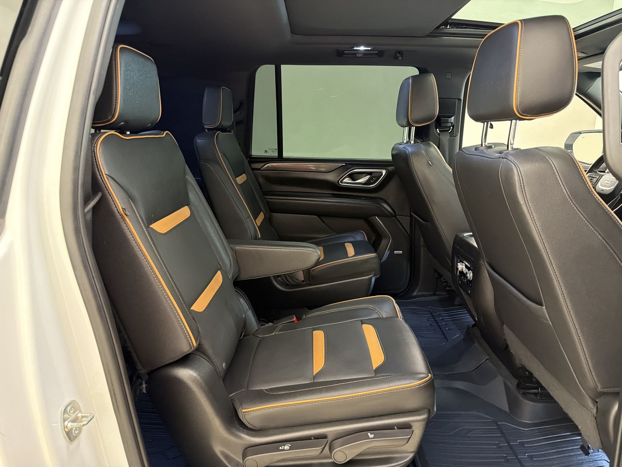Used 2023 GMC Yukon XL AT4 AWD/4WD image 32