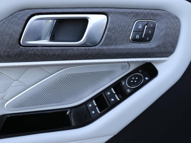 Certified 2025 Ford Explorer Platinum w/ Ultimate Package AWD/4WD image 18