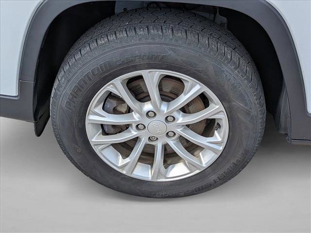 Used 2019 Jeep Cherokee Latitude w/ Cold Weather Group AWD/4WD image 26