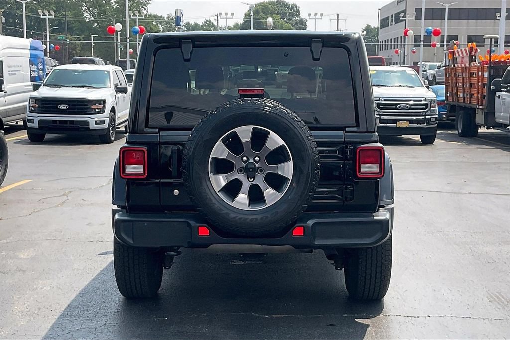 Used 2018 Jeep Wrangler Unlimited Sahara AWD/4WD image 3