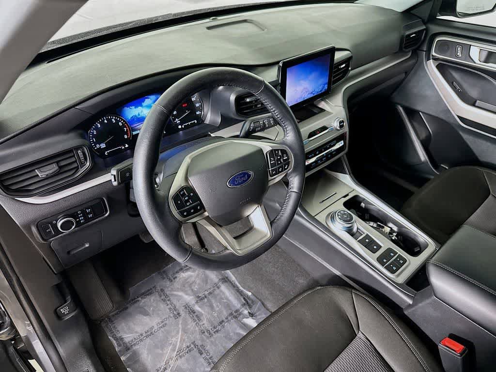 Certified 2024 Ford Explorer XLT RWD image 2