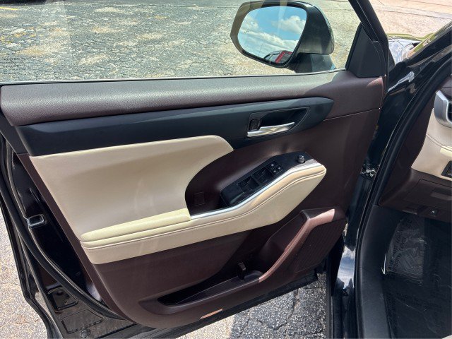 Used 2022 Toyota Highlander XLE AWD/4WD image 19