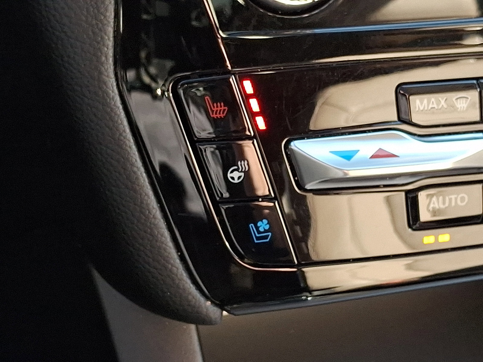 Certified 2023 Ford Explorer Limited w/ Limited Technology Package image 28