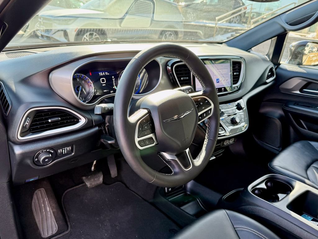Used 2025 Chrysler Pacifica Select image 9