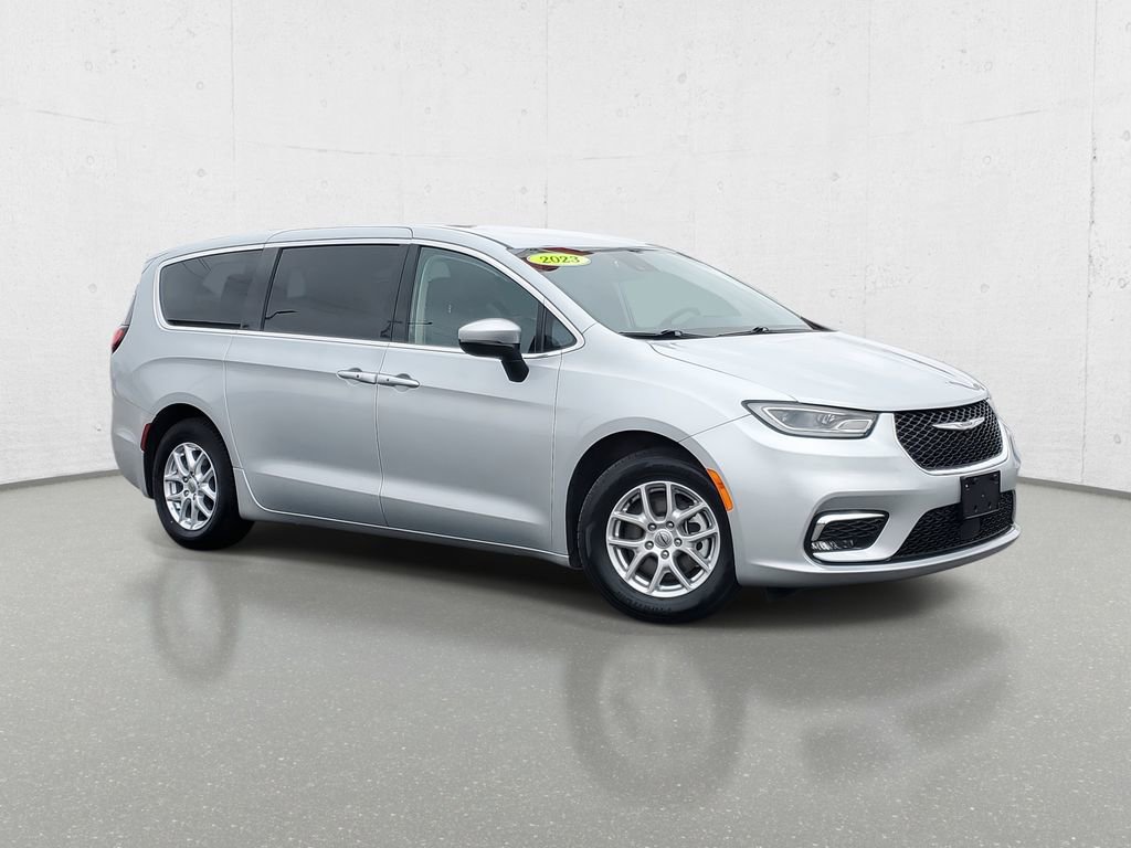 Used 2023 Chrysler Pacifica Touring-L image 2