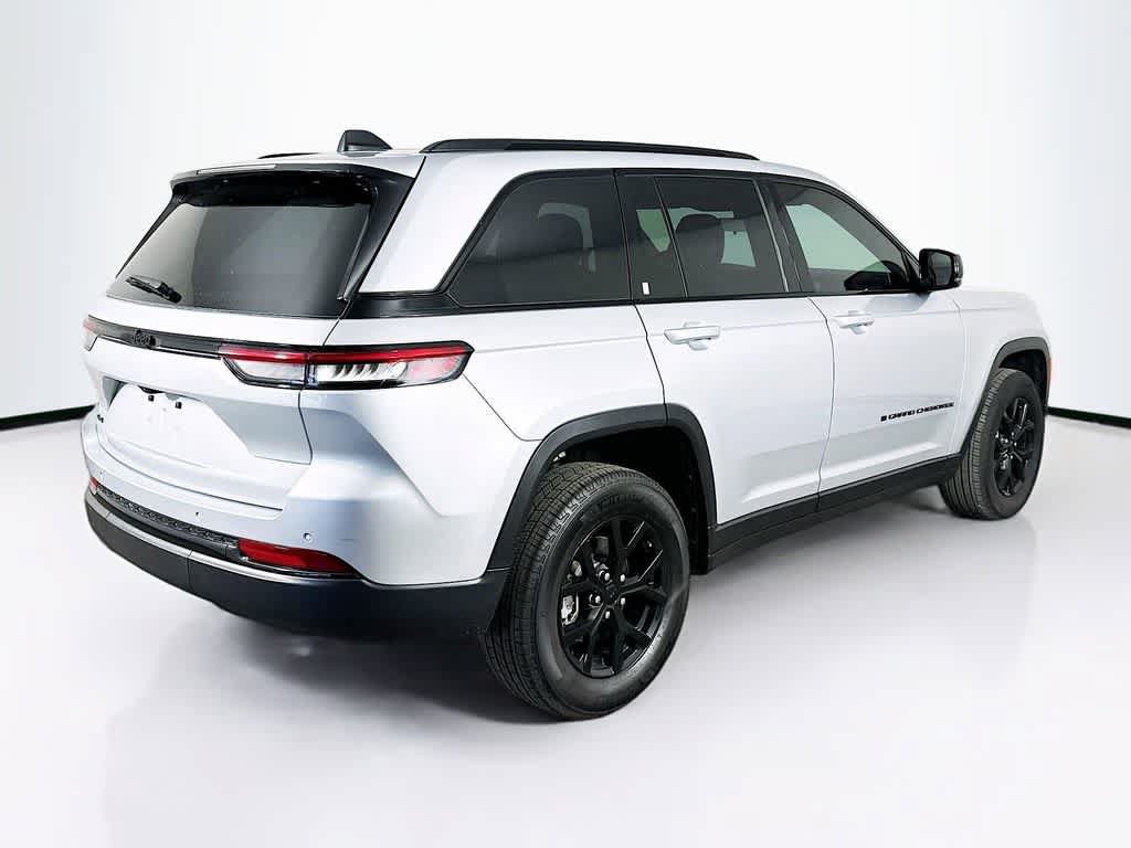 Used 2025 Jeep Grand Cherokee Altitude AWD/4WD image 25