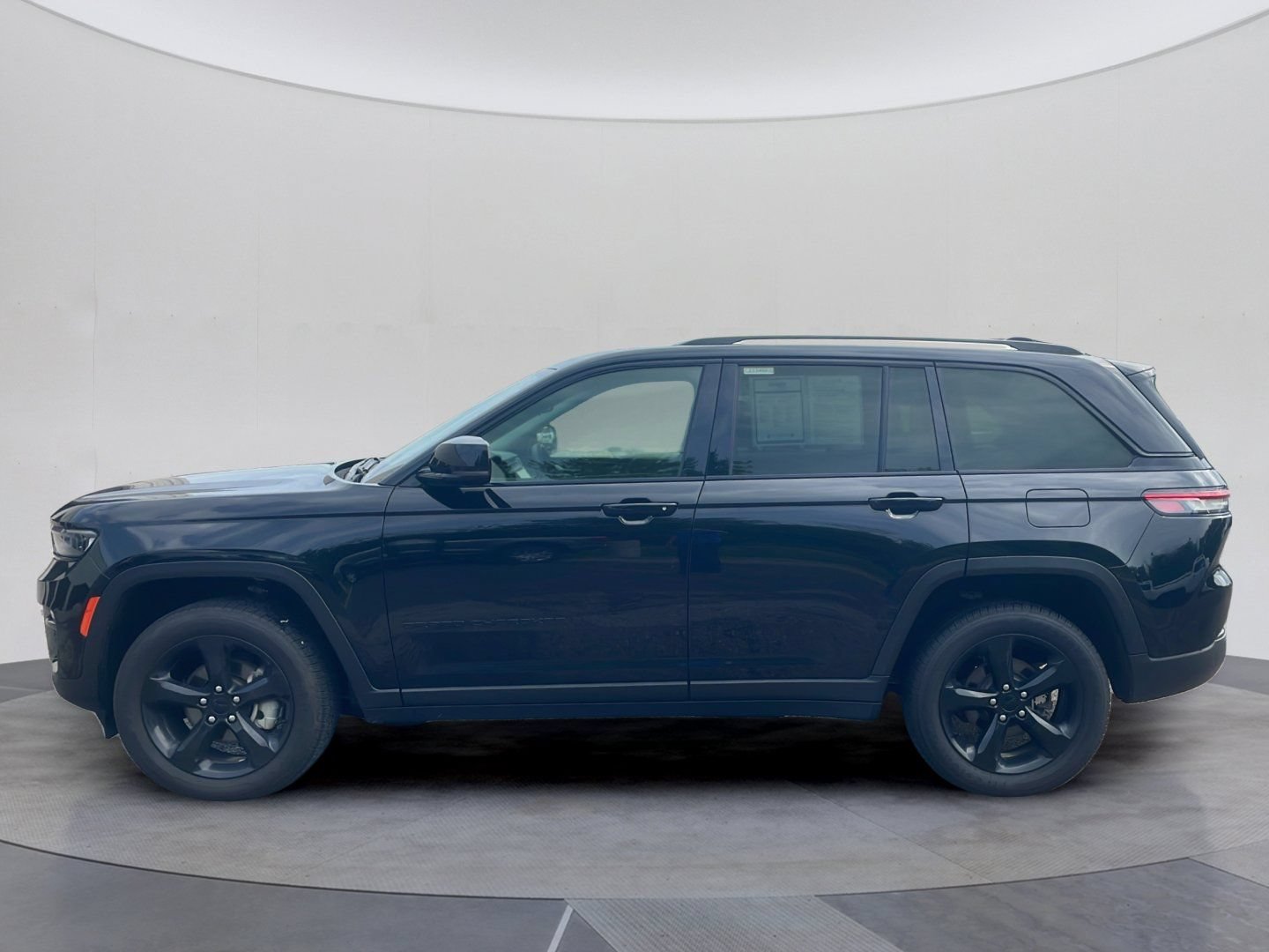 Used 2023 Jeep Grand Cherokee Limited w/ Black Appearance Package AWD/4WD image 10