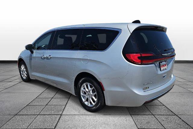 Used 2023 Chrysler Pacifica Touring-L FWD image 7