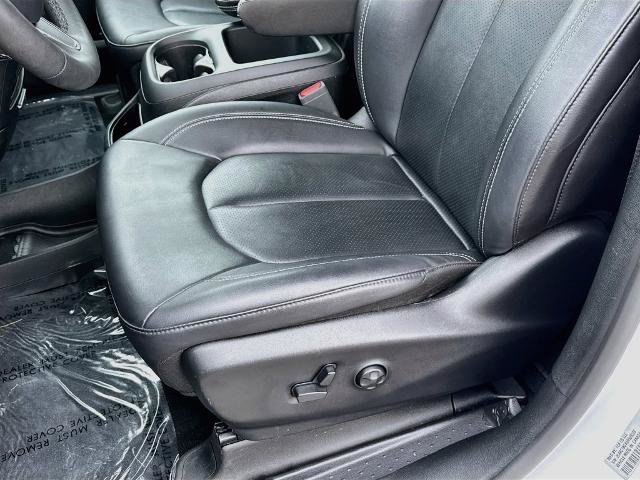 Used 2025 Chrysler Pacifica Select FWD image 16
