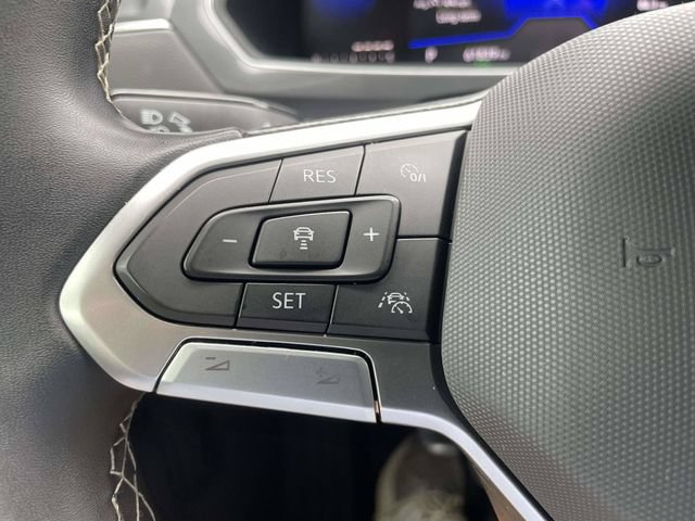Used 2023 Volkswagen Tiguan SE w/ Panoramic Sunroof Package FWD image 23