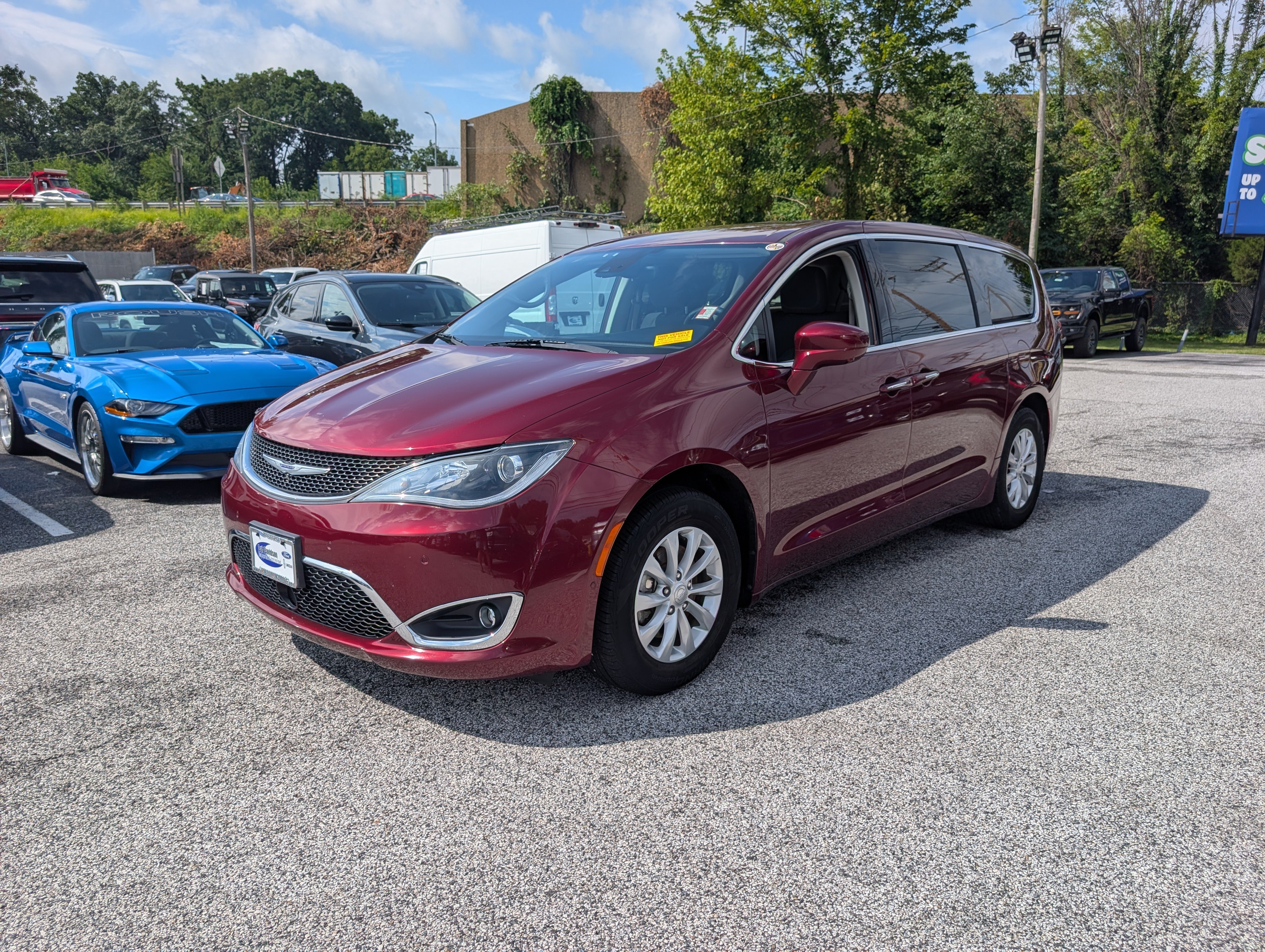 Used 2019 Chrysler Pacifica Touring Plus w/ Advanced Safetytec Group FWD image 2
