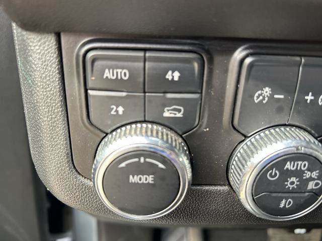 Used 2023 GMC Yukon XL SLT AWD/4WD image 15