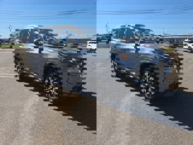 Used 2023 Nissan Rogue SV image 1
