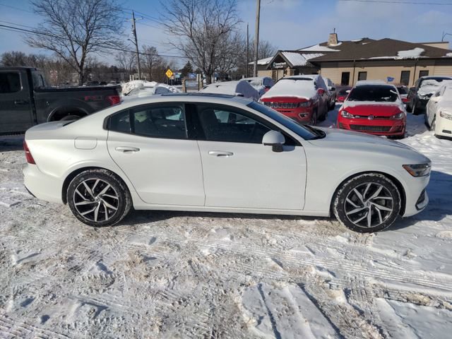 Used 2019 Volvo S60 T5 Momentum w/ Premium Package image 3