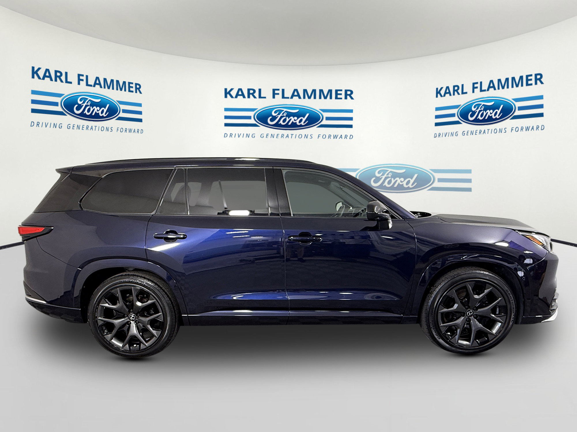 Used 2025 Lexus TX 500h AWD w/ Technology Package image 2
