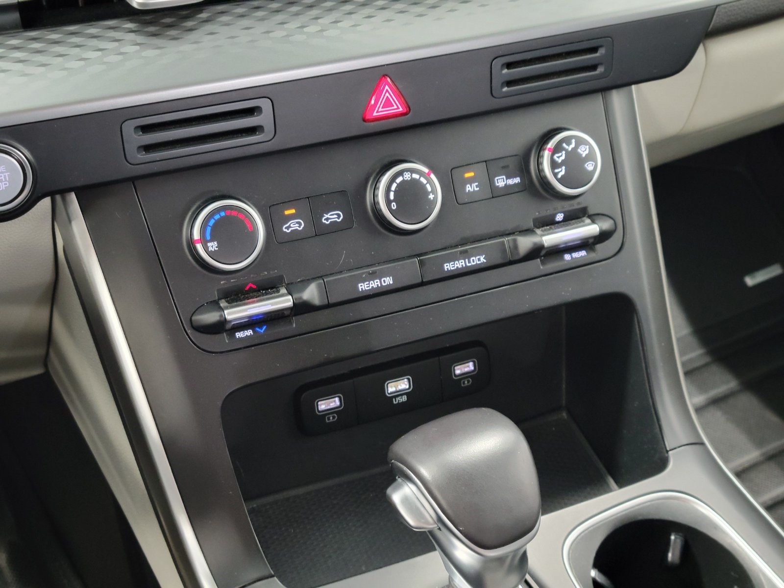 Used 2022 Kia Carnival LX w/ Paint Protection Package FWD image 20