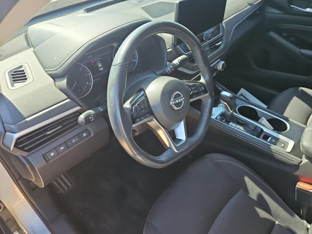 Used 2023 Nissan Altima 2.5 SV w/ SV Premium Package FWD image 2