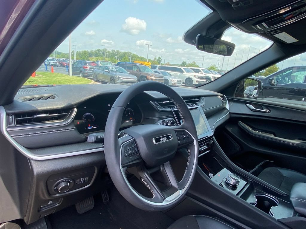 Used 2025 Jeep Grand Cherokee Altitude AWD/4WD image 9