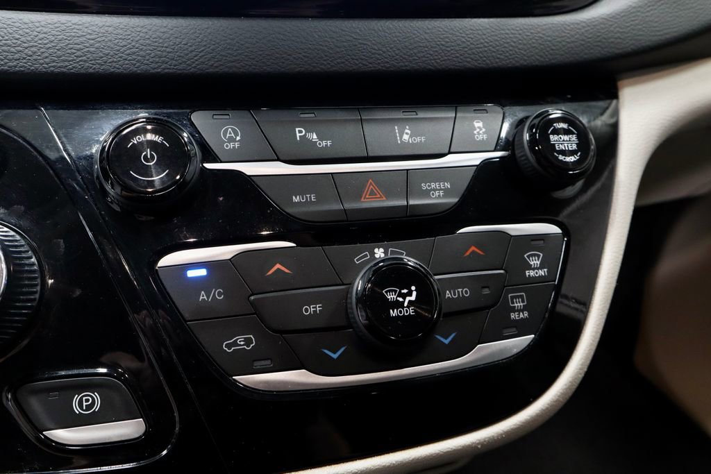 Used 2023 Chrysler Pacifica Touring-L image 34