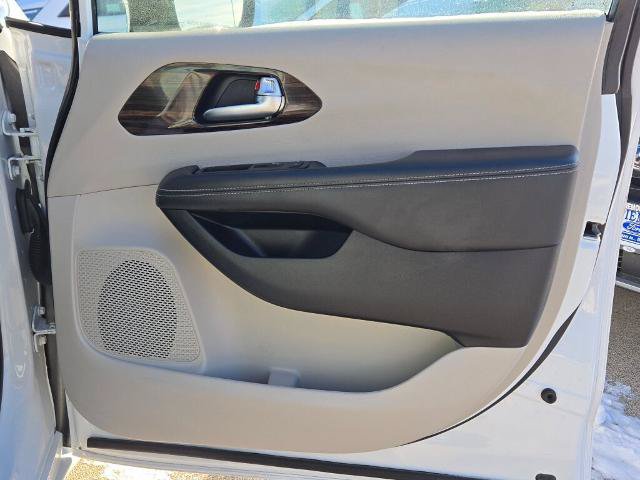 Used 2024 Chrysler Pacifica Limited FWD image 8