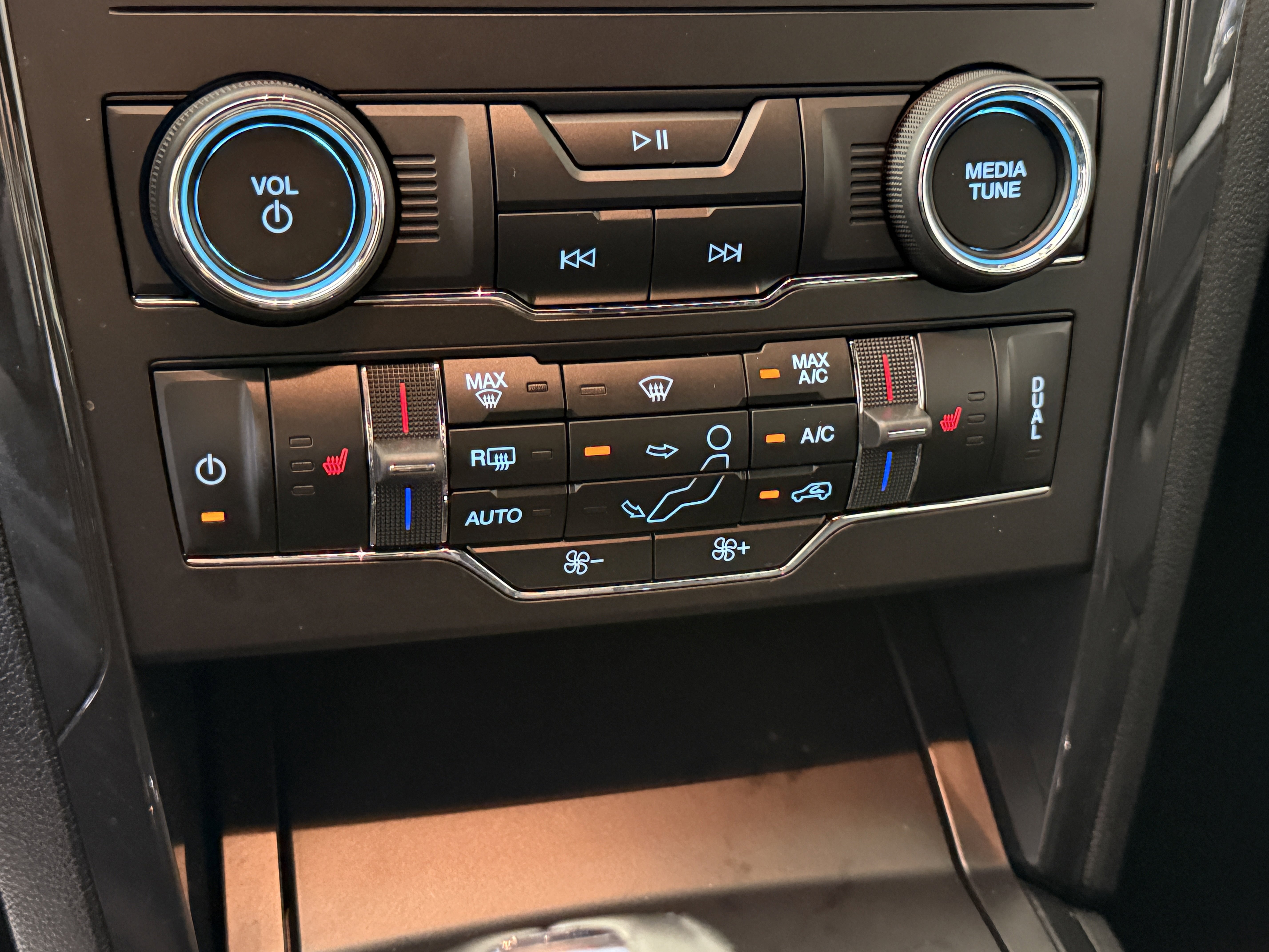 Certified 2018 Ford Explorer XLT w/ Equipment Group 202A image 20