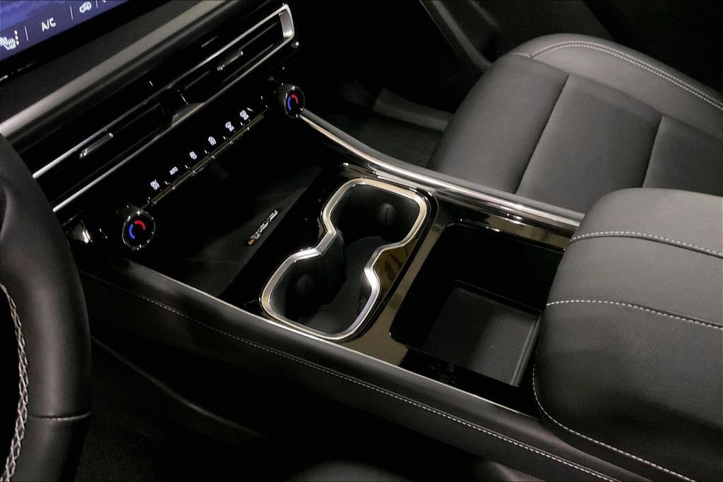 Used 2025 Chevrolet Traverse LT AWD/4WD image 16