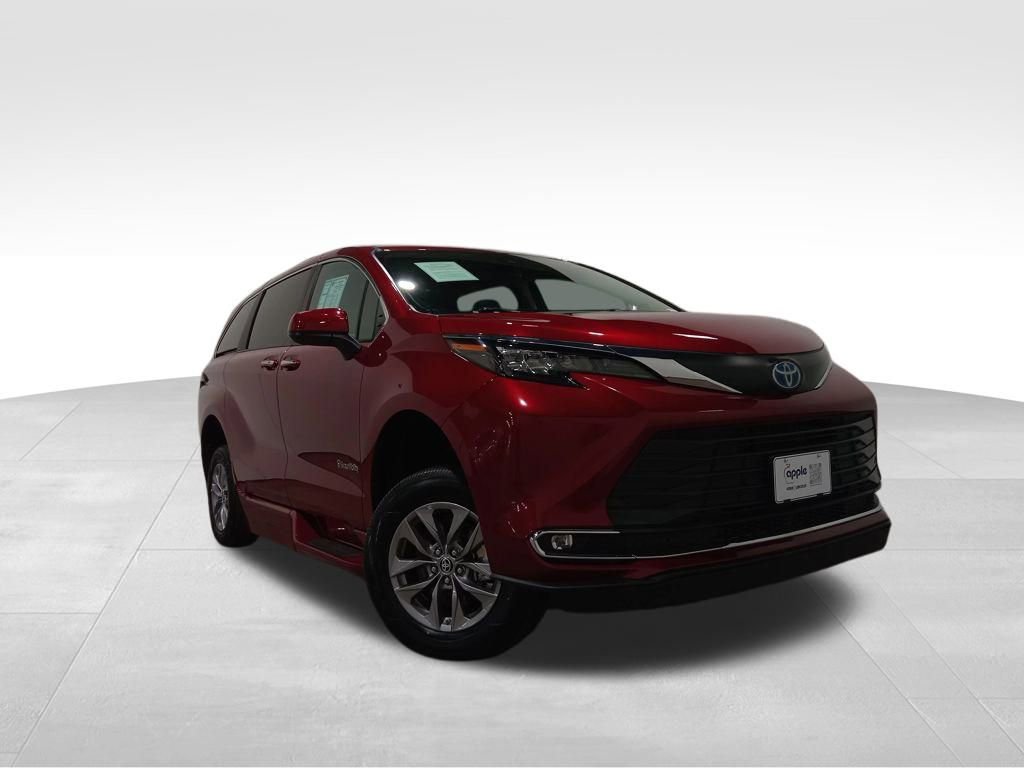 Used 2024 Toyota Sienna XLE w/ XLE Plus Package image 9