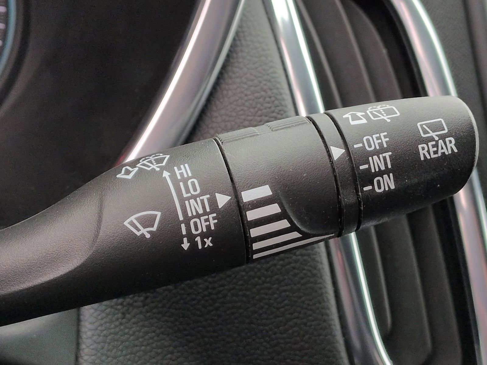 Used 2019 Chevrolet Equinox LT w/ Driver Convenience Package image 30