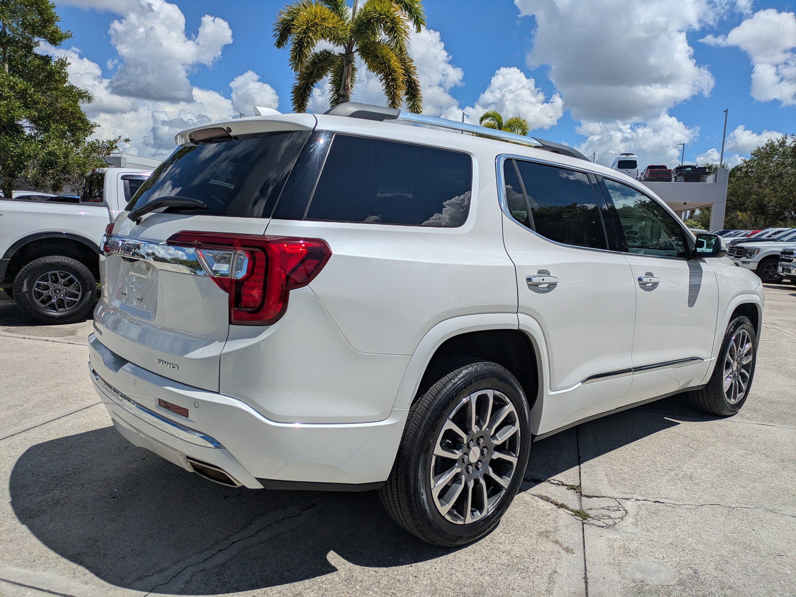 Used 2022 GMC Acadia Denali w/ Denali Technology Package AWD/4WD image 4