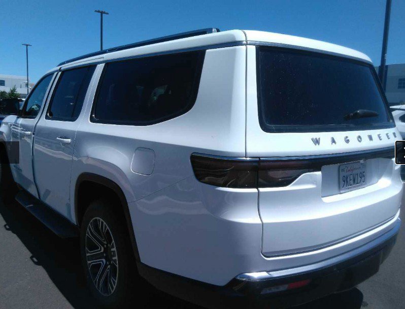 Used 2024 Jeep Wagoneer L Series II RWD image 3