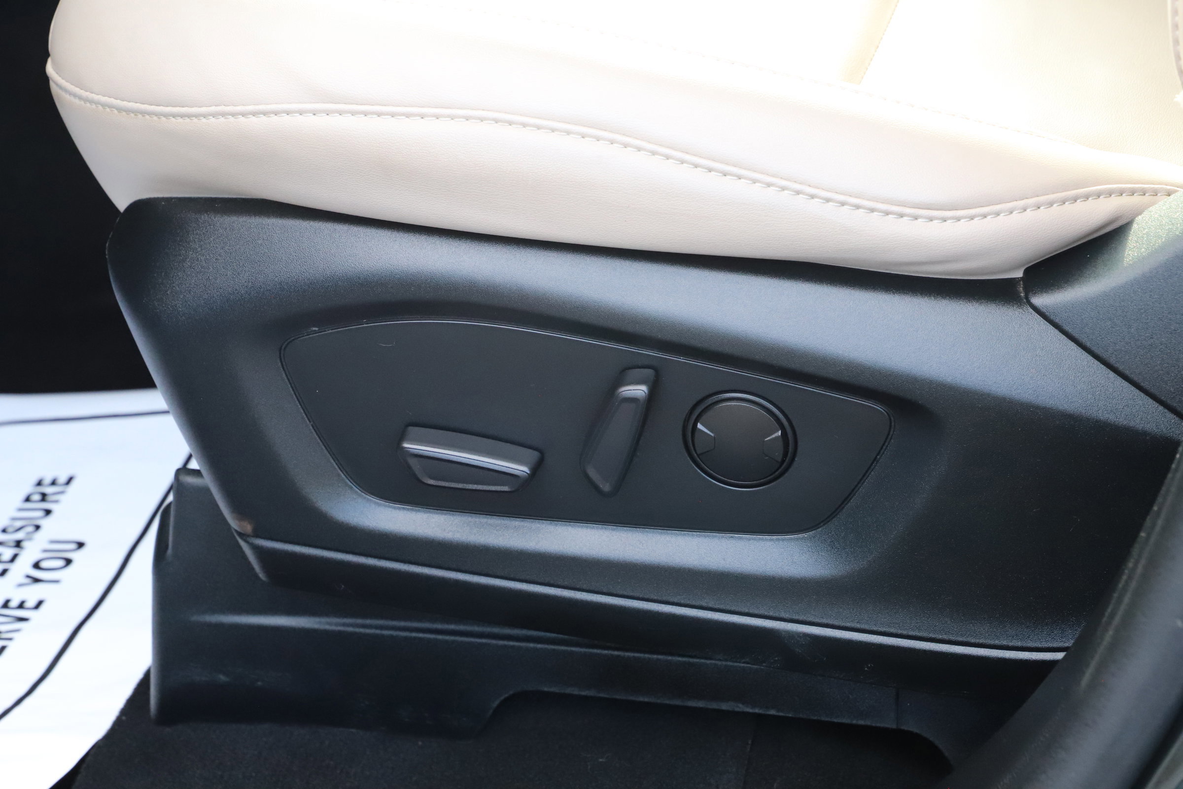 Certified 2023 Ford Explorer XLT w/ Equipment Group 202A image 15