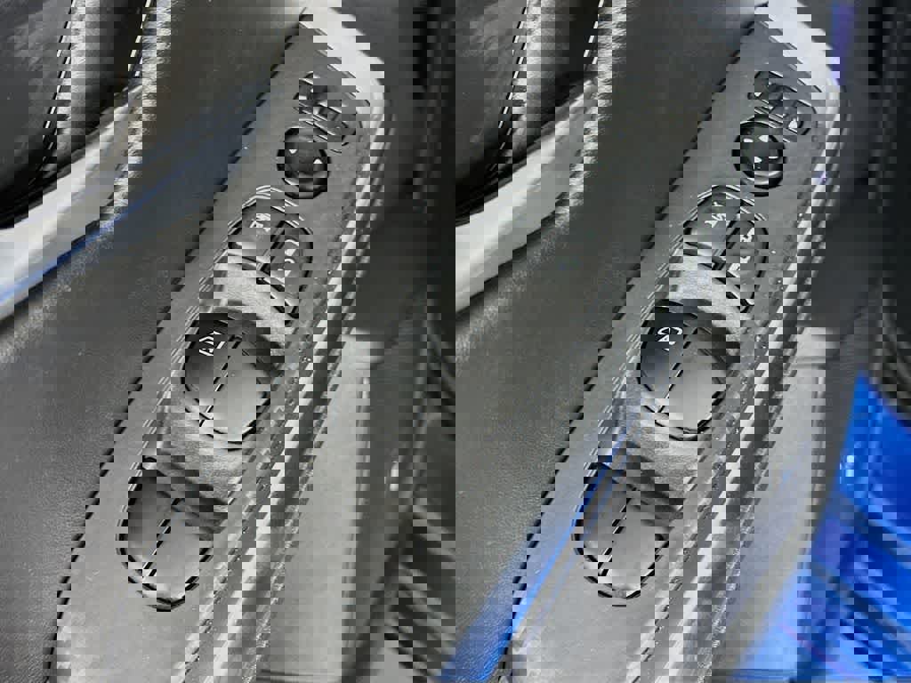 Used 2025 Nissan Sentra SR w/ SR Premium Package image 28