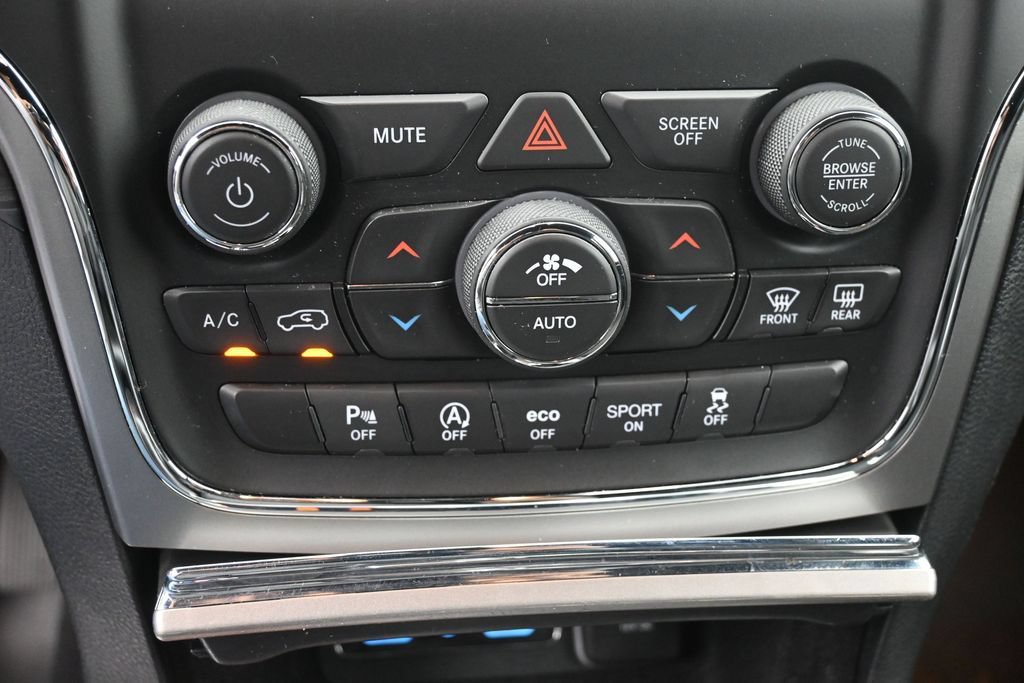 Used 2020 Jeep Grand Cherokee Laredo AWD/4WD image 13