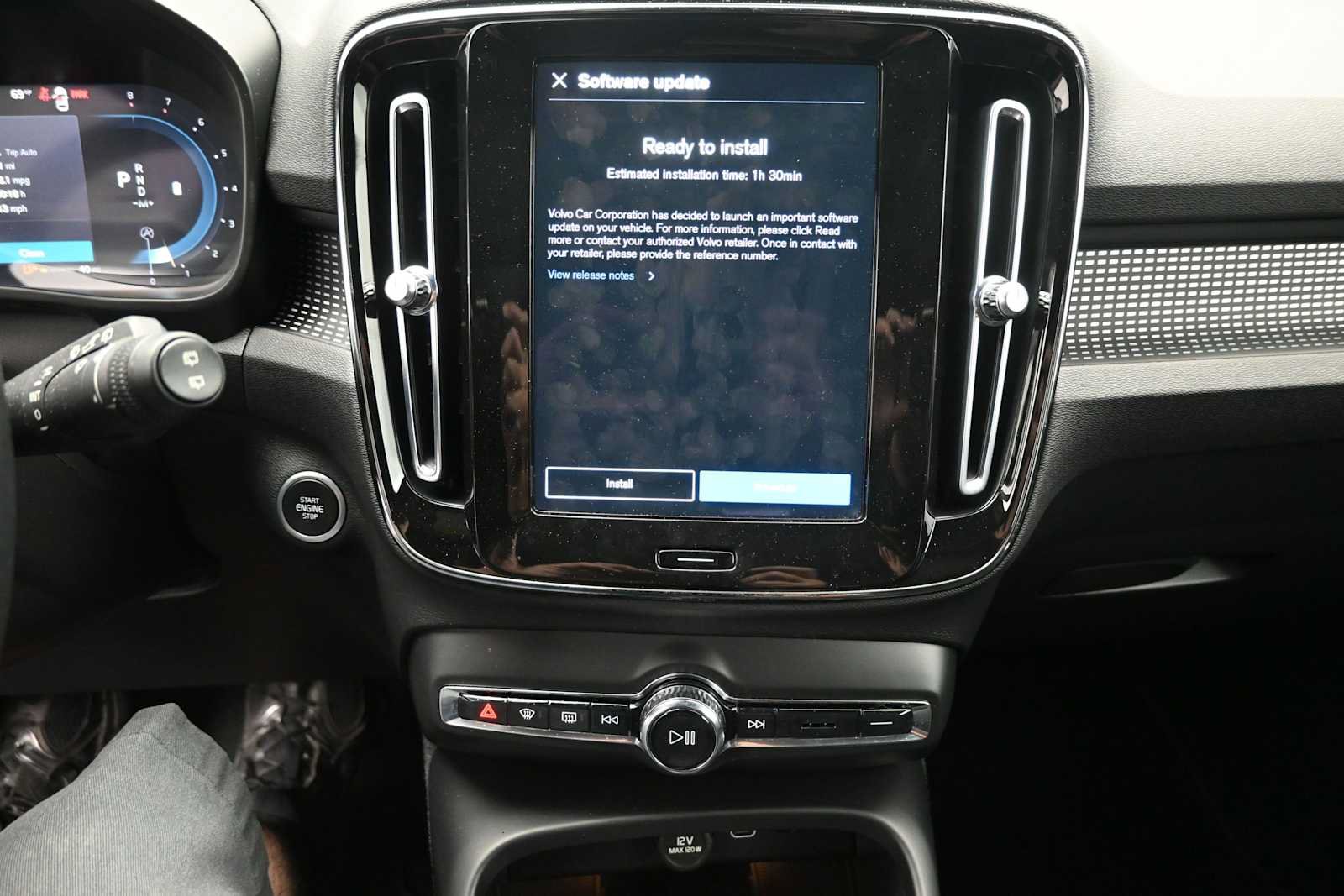 Used 2023 Volvo XC40 B5 Plus w/ Driver Assist Package AWD/4WD image 27