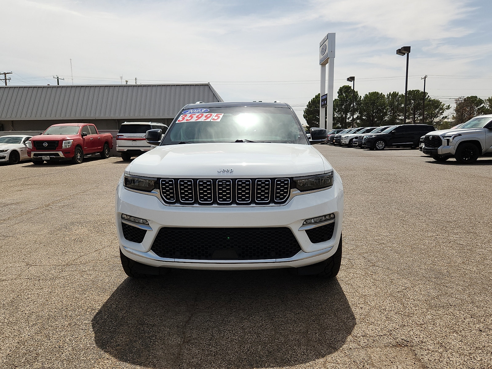 Used 2023 Jeep Grand Cherokee Summit w/ Luxury Tech Group V AWD/4WD image 2