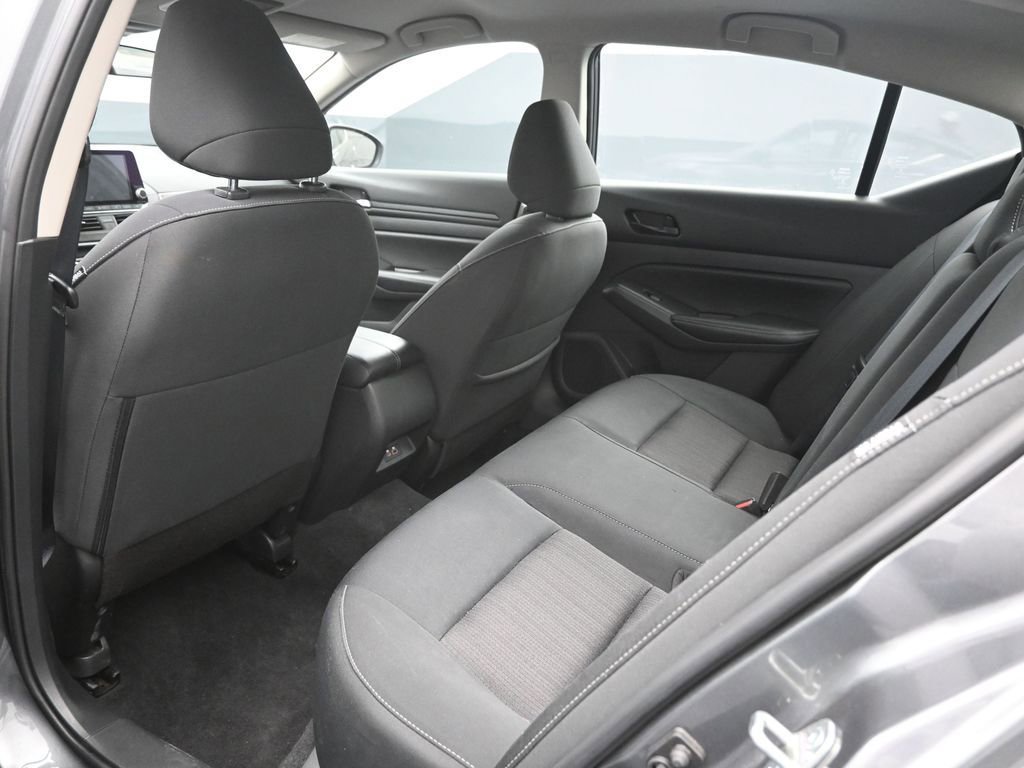 Used 2025 Nissan Altima 2.5 SV FWD image 2