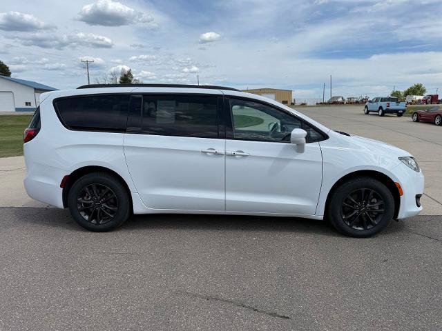 Used 2020 Chrysler Pacifica Touring-L AWD/4WD image 8