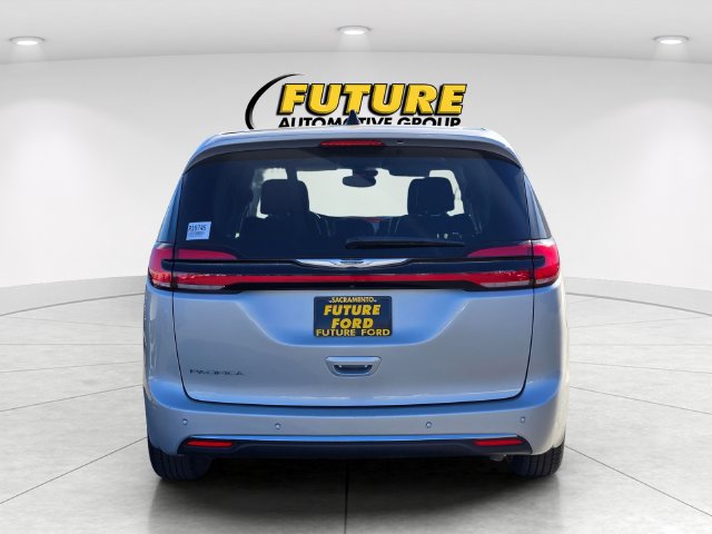 Used 2024 Chrysler Pacifica Touring-L FWD image 5